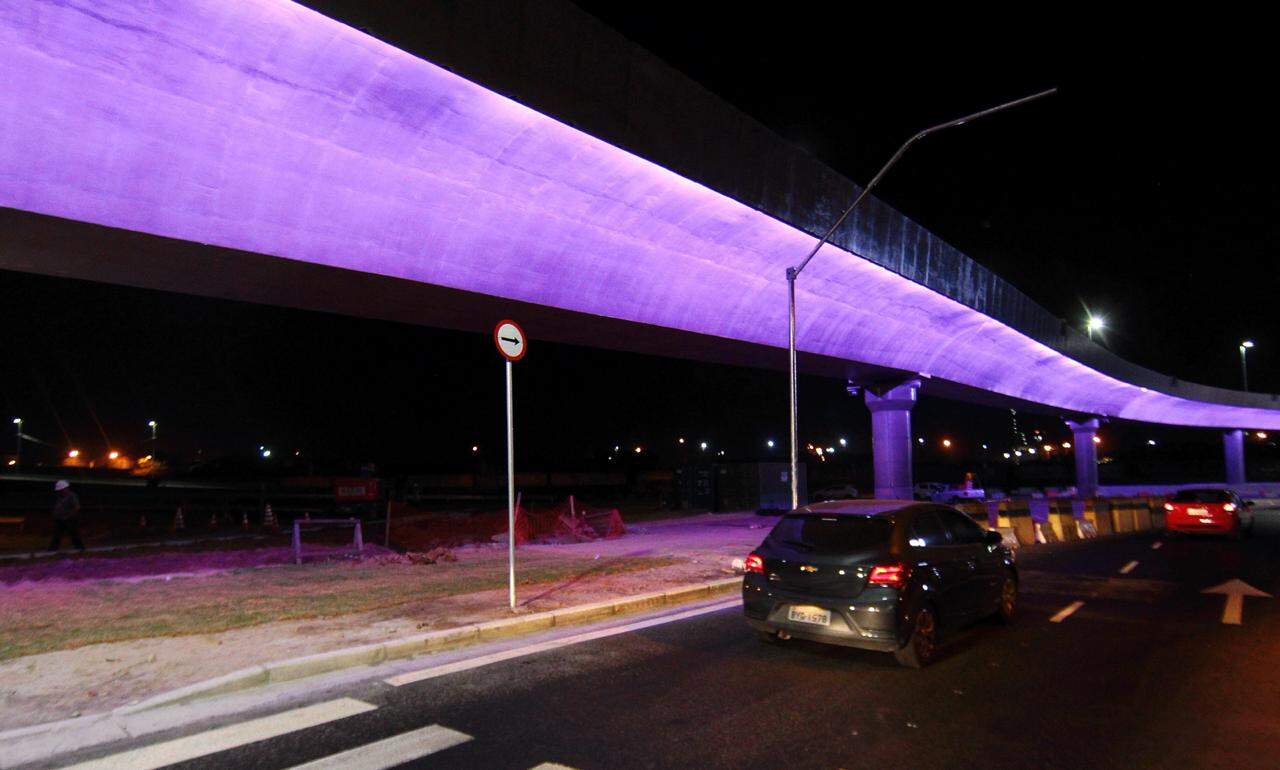 Iluminação do viaduto foi inaugurada na noite desta segunda-feira (22)