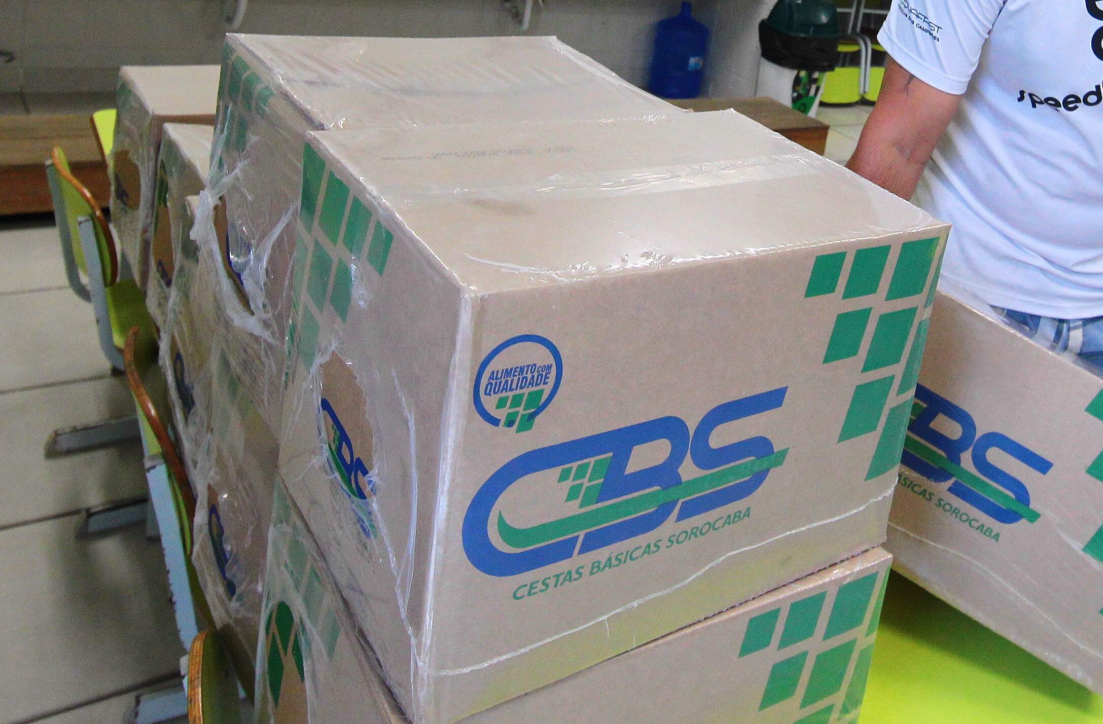 Prefeitura de Cubatão entrega kits de alimentação escolar para alunos