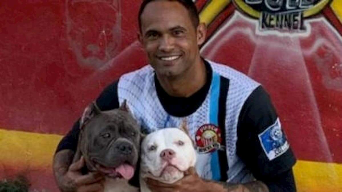 Bruno aparece abraçado com dois cães na propaganda