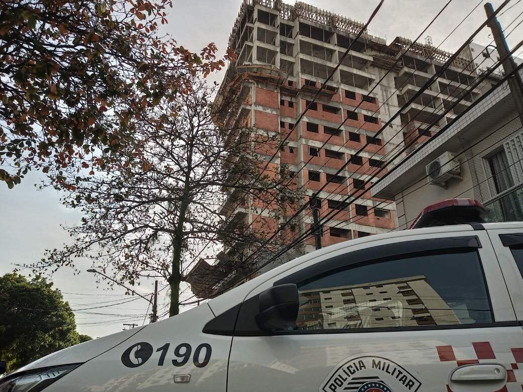Trabalhador caiu do 11º andar enquanto trabalhava no prédio, em Santos