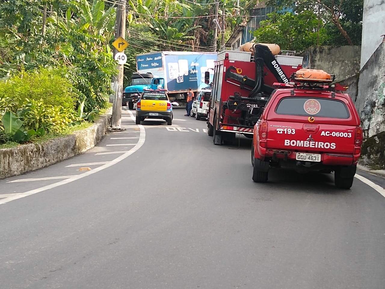 Caminhão de grande porte bloqueou subida do Morro da Nova Cintra, em Santos
