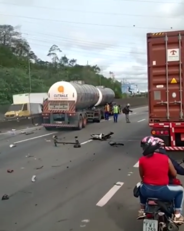 Colisão entre dois caminhões ocorreu por volta das 12h20, sentido Cubatão