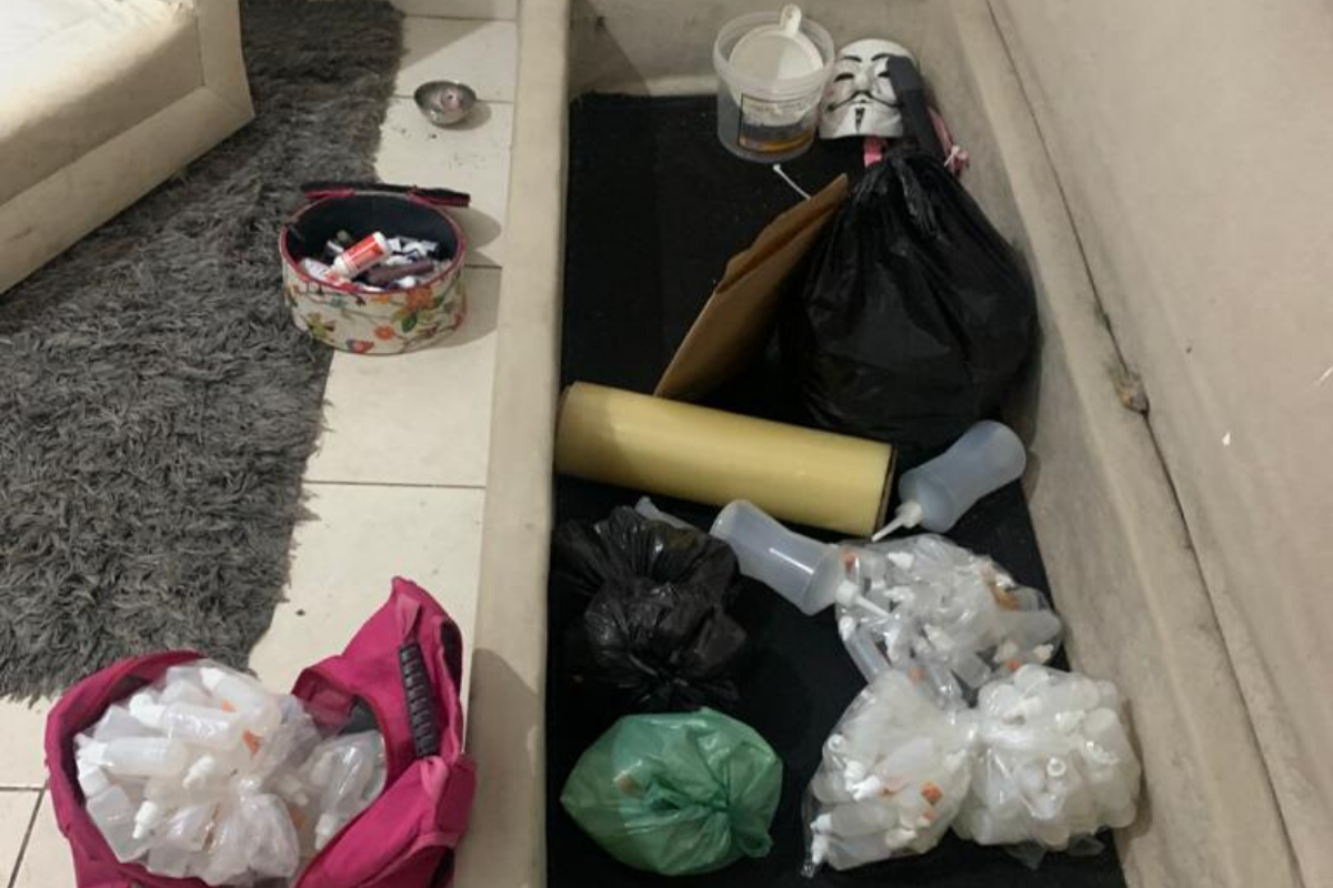 Drogas foram achadas em um compartimento abaixo de uma cama 