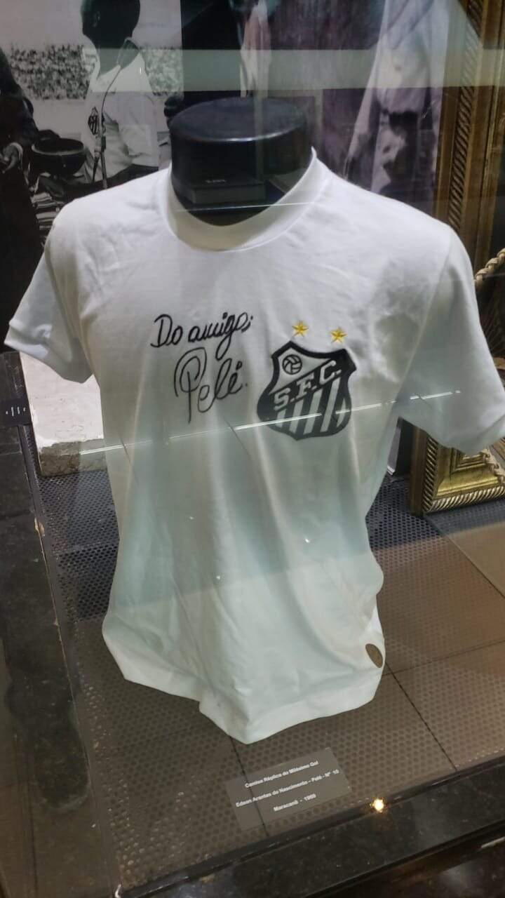 Pelé autografou uma camisa em alusão a usada por ele no milésimo gol 
