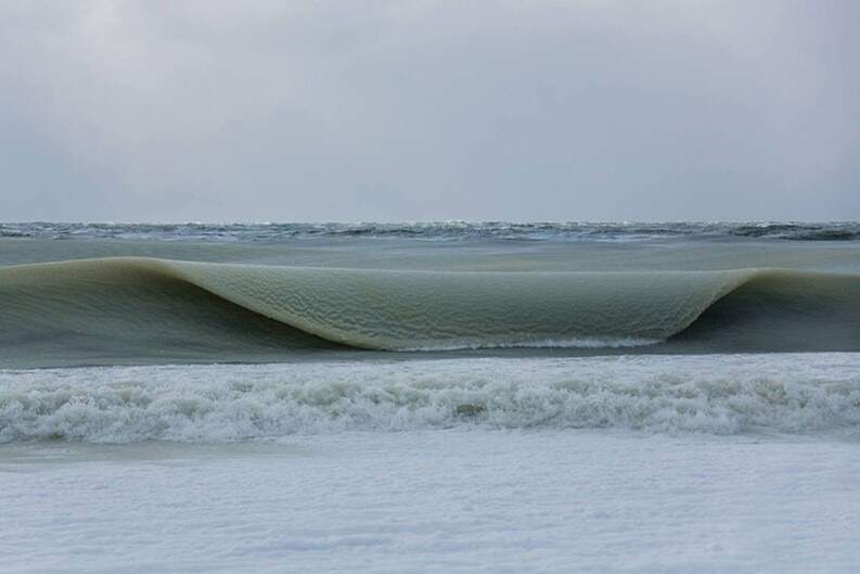 Foto de arquivo mostra onda congelada em registro feito nos Estados Unidos há vários anos 
