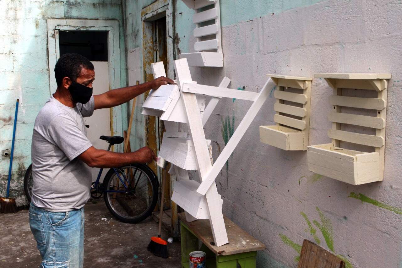 Em uma edícula, José Carlos transforma pedaços de madeira em itens disputados por clientes 