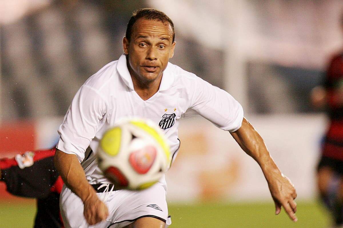 Léo chegou ao Santos em 2000 e teve duas passagens pelo clube