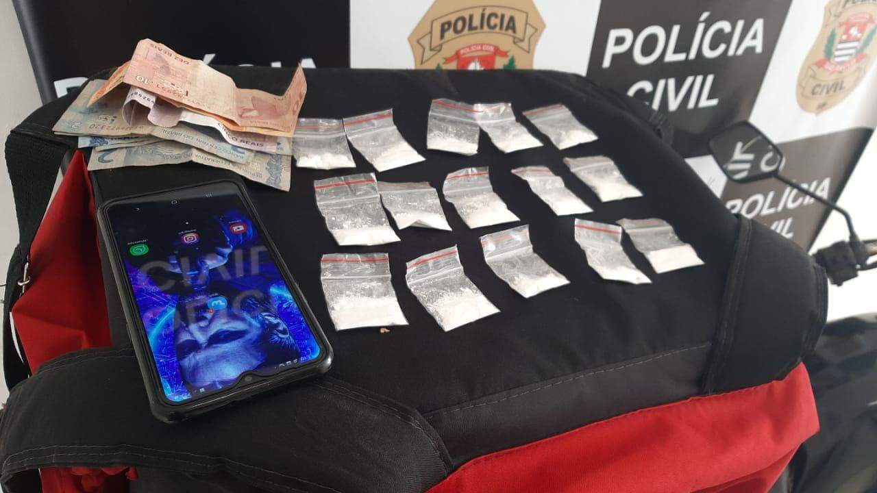 O motoboy trazia uma pochete com 15 porções de cocaína, celular e R$ 45,00