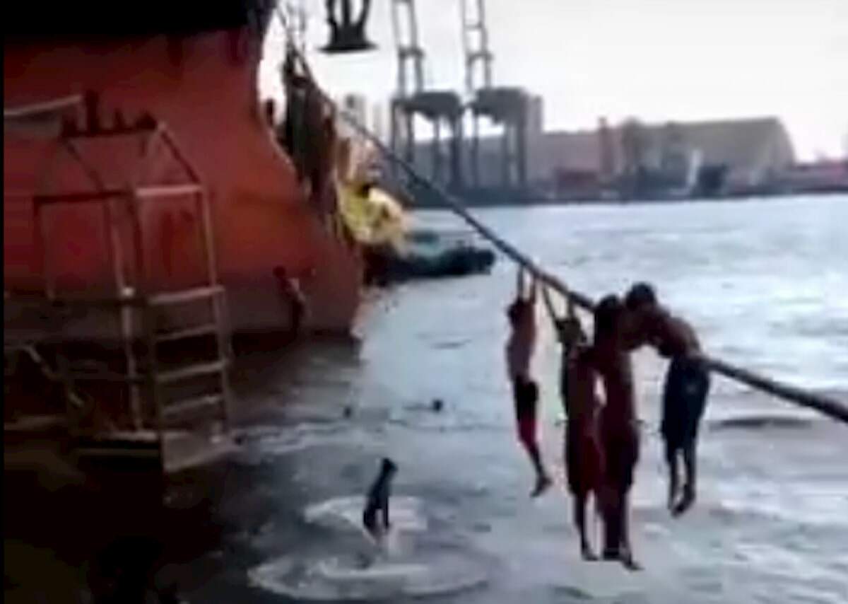 Jovens se jogam do cabo de amarração de uma embarcação na Margem Esquerda (Guarujá) do cais santista