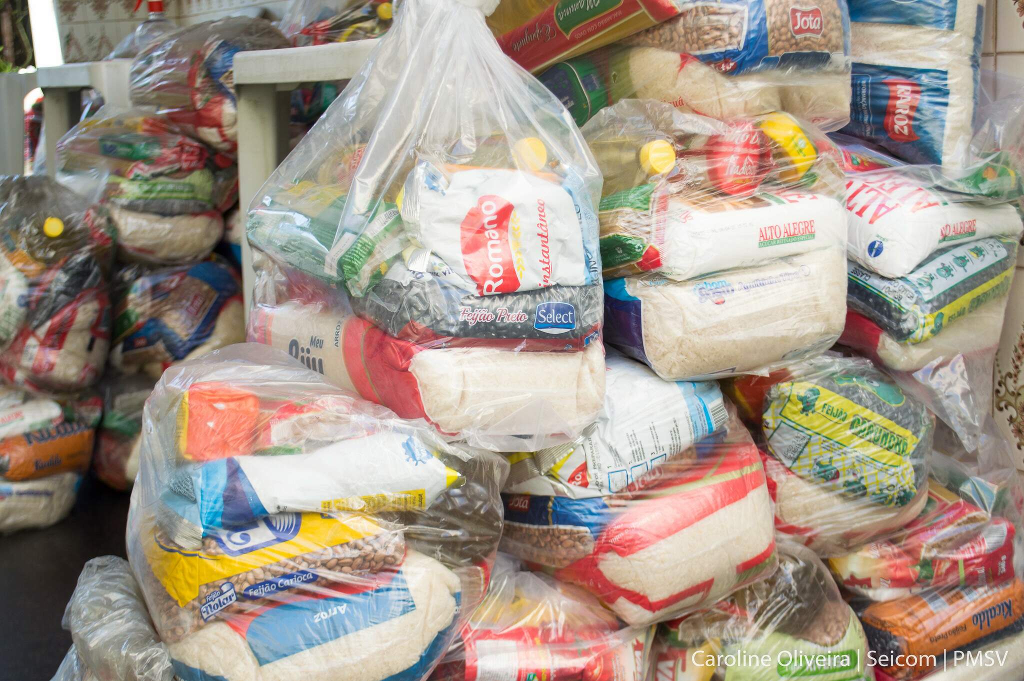 Kits de alimentos distribuídos na campanha 'Quarentena Solidária'