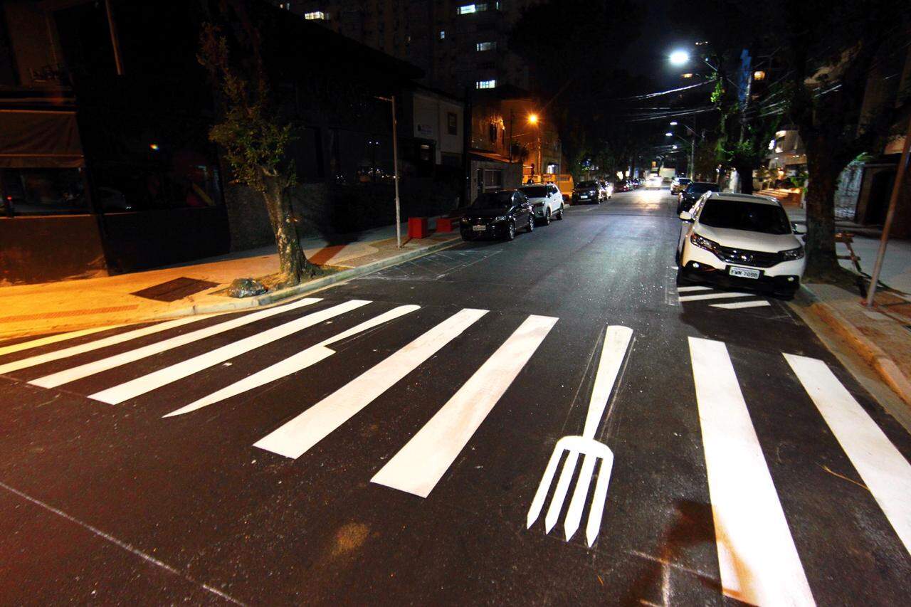Faixa de pedestre temática na Rua Tolentino Filgueiras, em Santos
