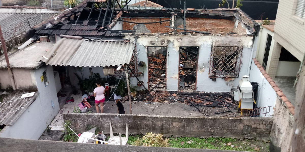 A residência da família foi completamente destruída pelas chamas