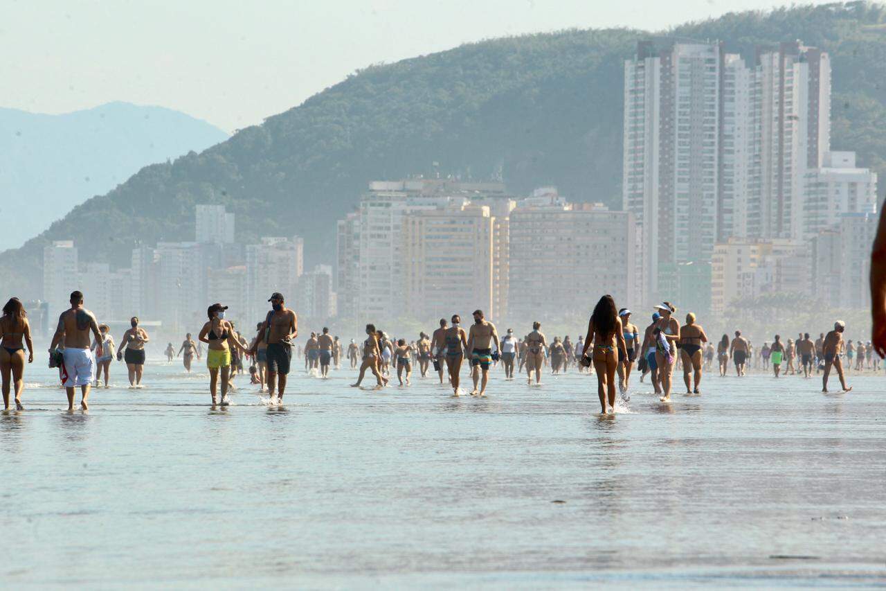 Banhistas aproveitaram dia ensolarado em Santos 
