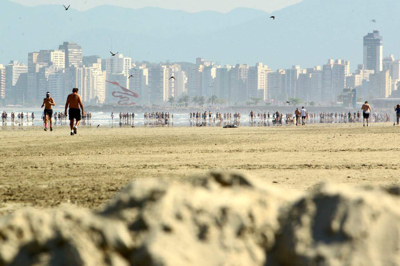 Praia de Santos teve grande movimento de banhistas e praticantes de esportes individuais 