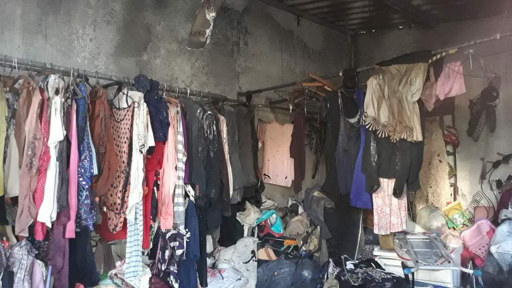 Produtos do bazar ficaram destruídos após serem atingidos pelas chamas. Local aceita doações de móveis e roupas para revender 