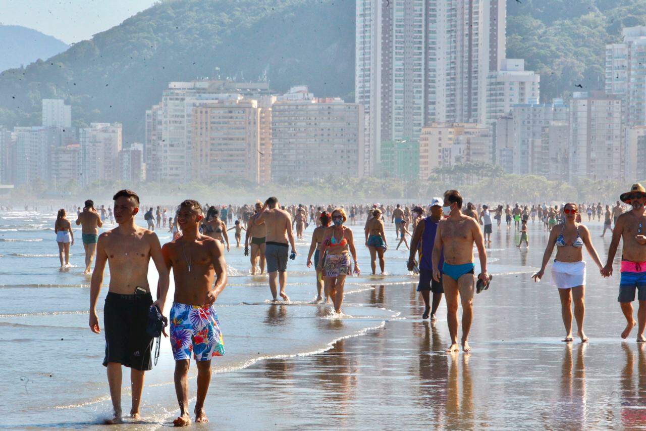 Banhistas aproveitaram o domingo para ir à praia 