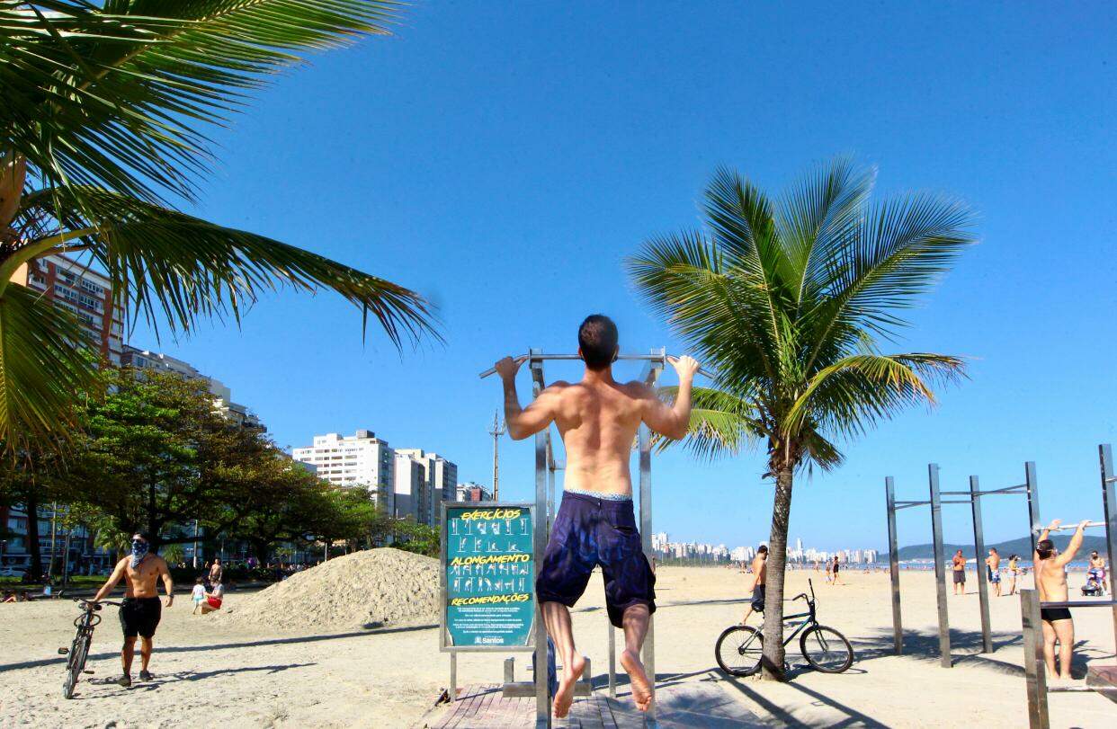 Pessoas aproveitaram para se exercitar na praia, em Santos 
