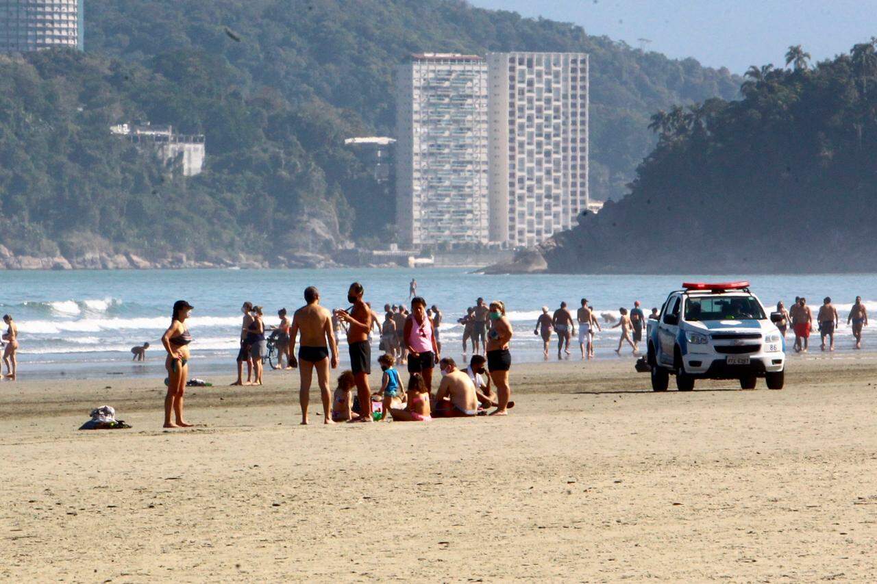 Grupo de pessoas se aglomerou na praia, em Santos 