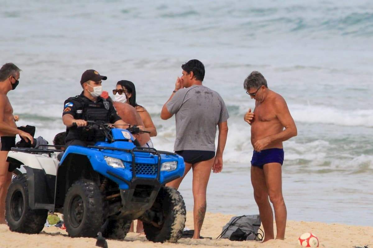 Renato Gaúcho estava com amigos na praia de Ipanema neste domingo