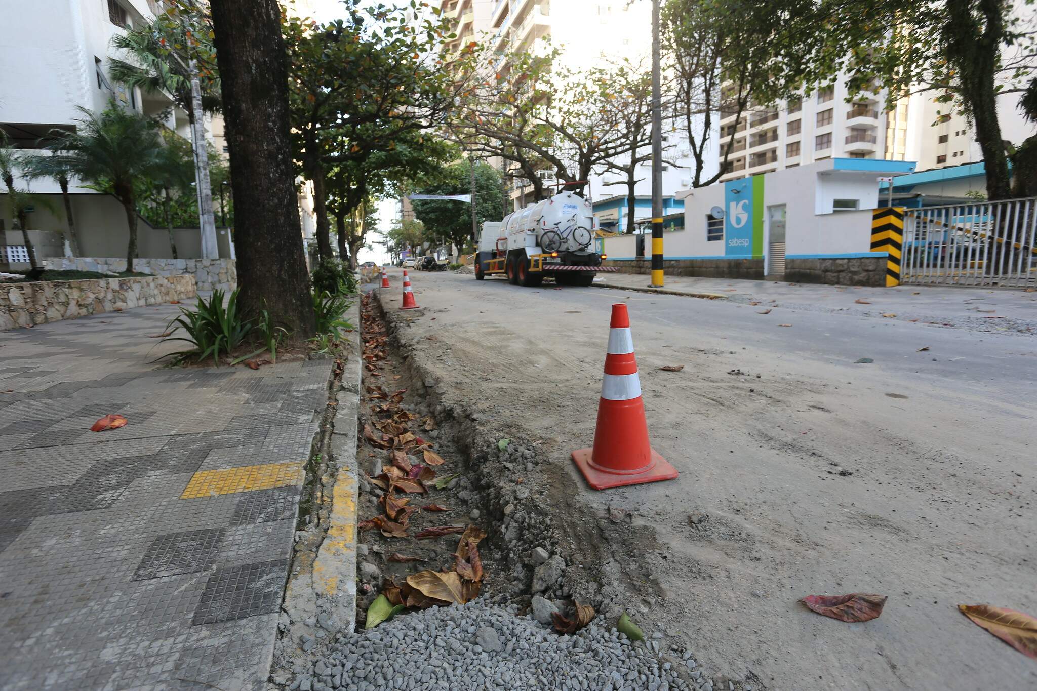 Obras tiveram início na semana passada com retirada do concreto das sarjetas da via