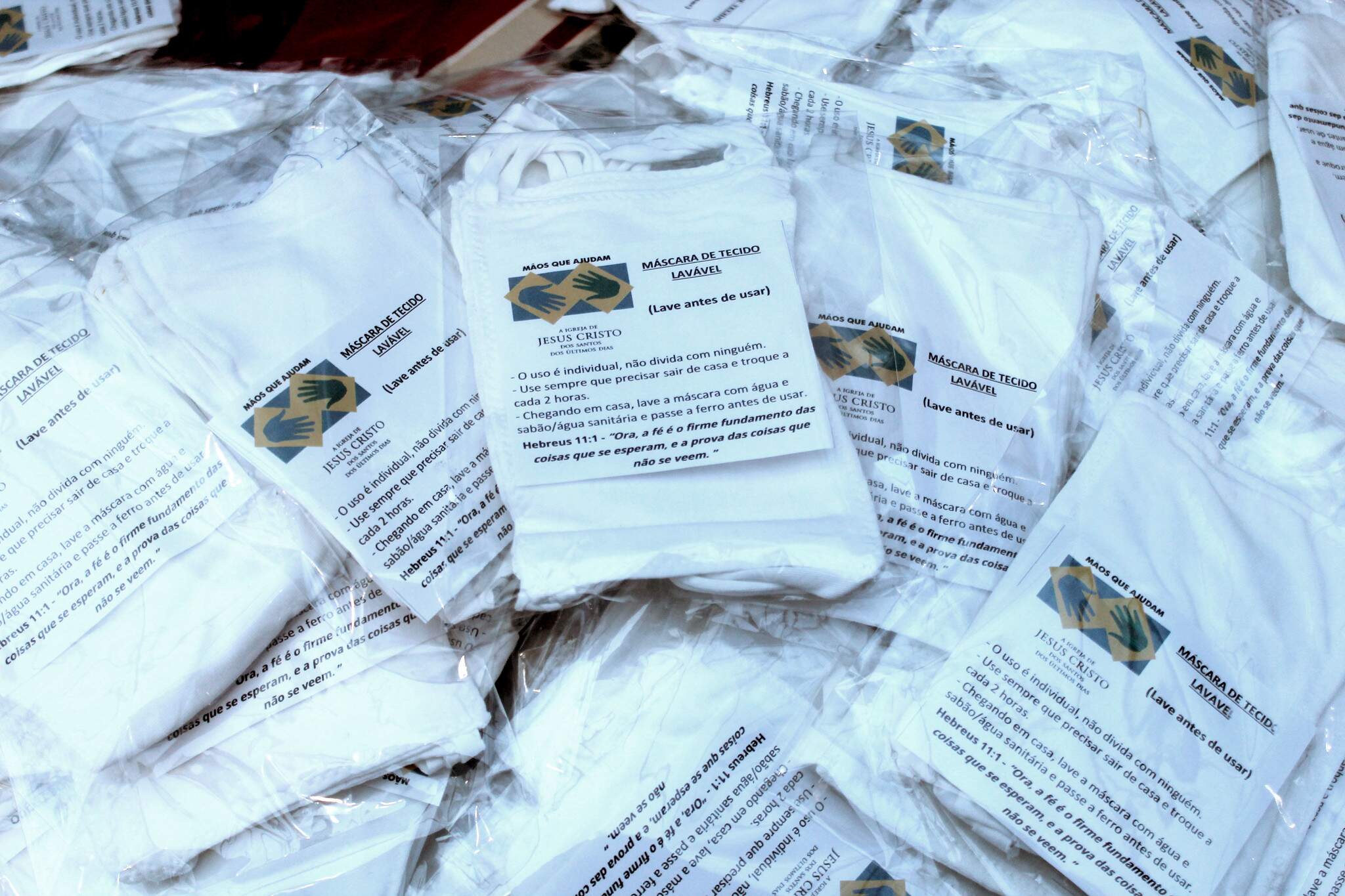 Voluntários de diversos segmentos religiosos de Guarujá confeccionaram 18 mil máscaras de proteção 