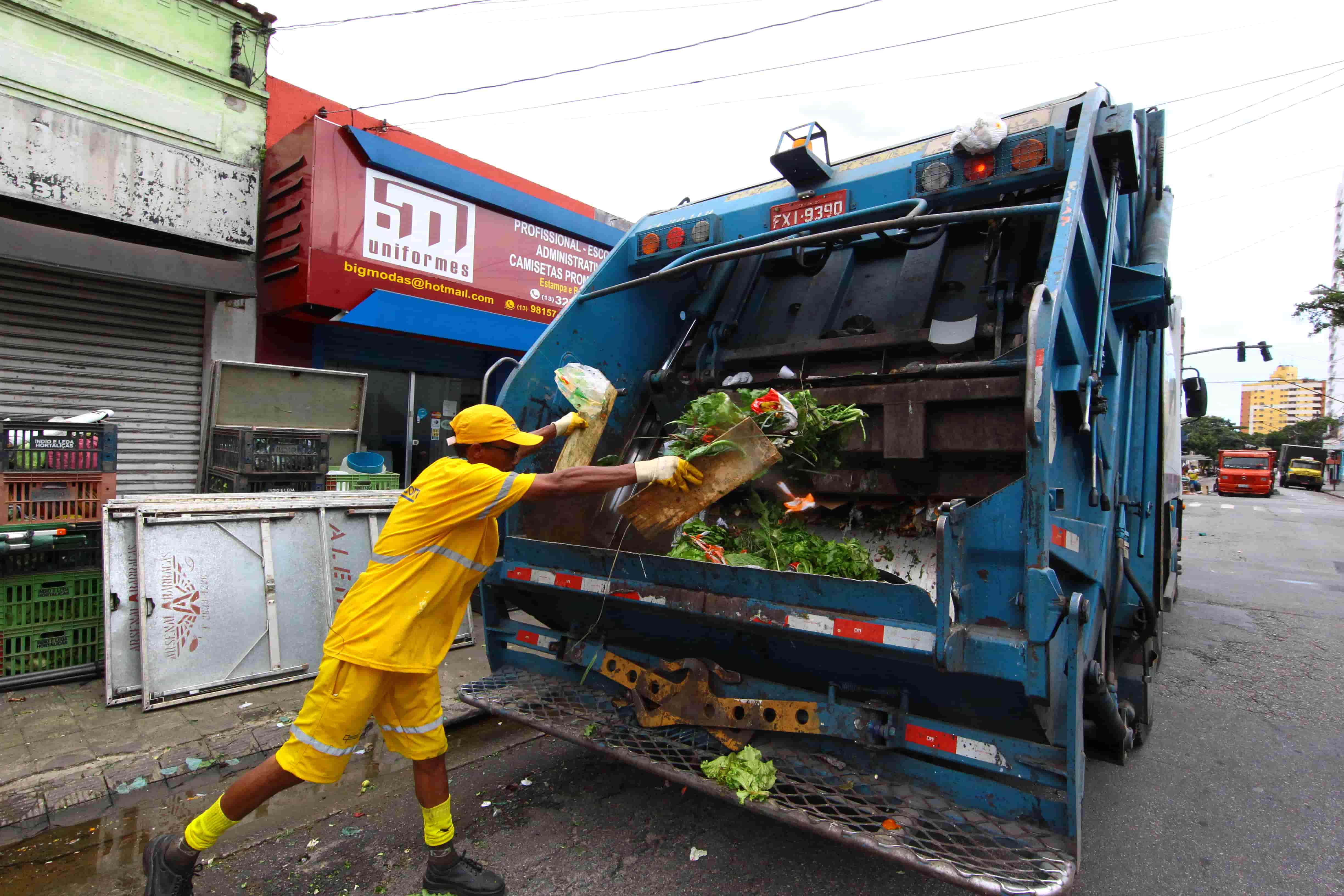 Diariamente, ao menos 2 mil toneladas de lixo são levadas ao aterro sanitário