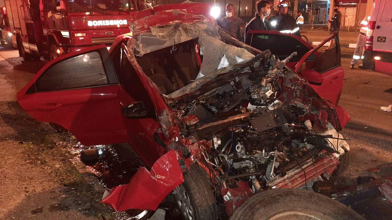 Carro ficou completamente destruído após colidir com traseira de carreta em Santos