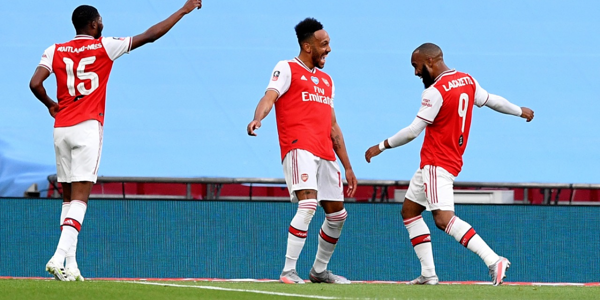 Pierre-Emerick Aubameyang, do Arsenal, comemora após marcar o seu primeiro gol na partida