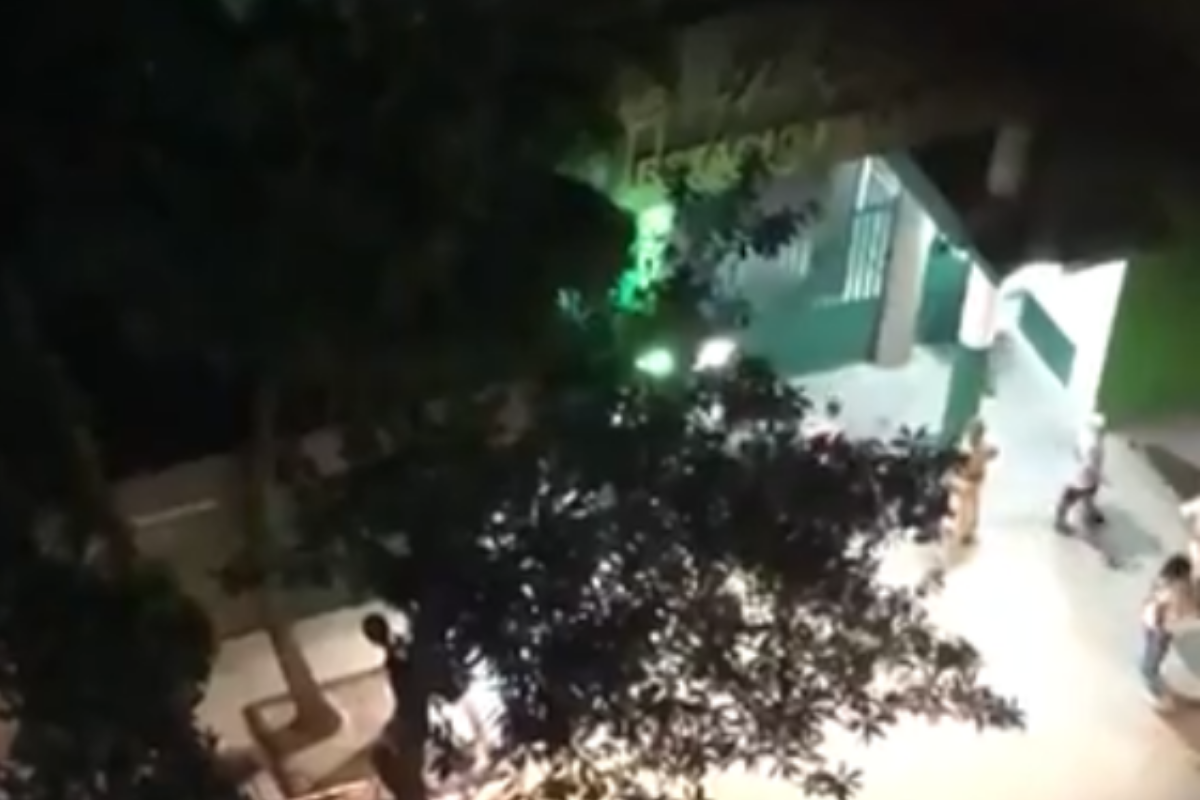 Vídeo publicado em redes sociais mostra os torcedores depredando portão