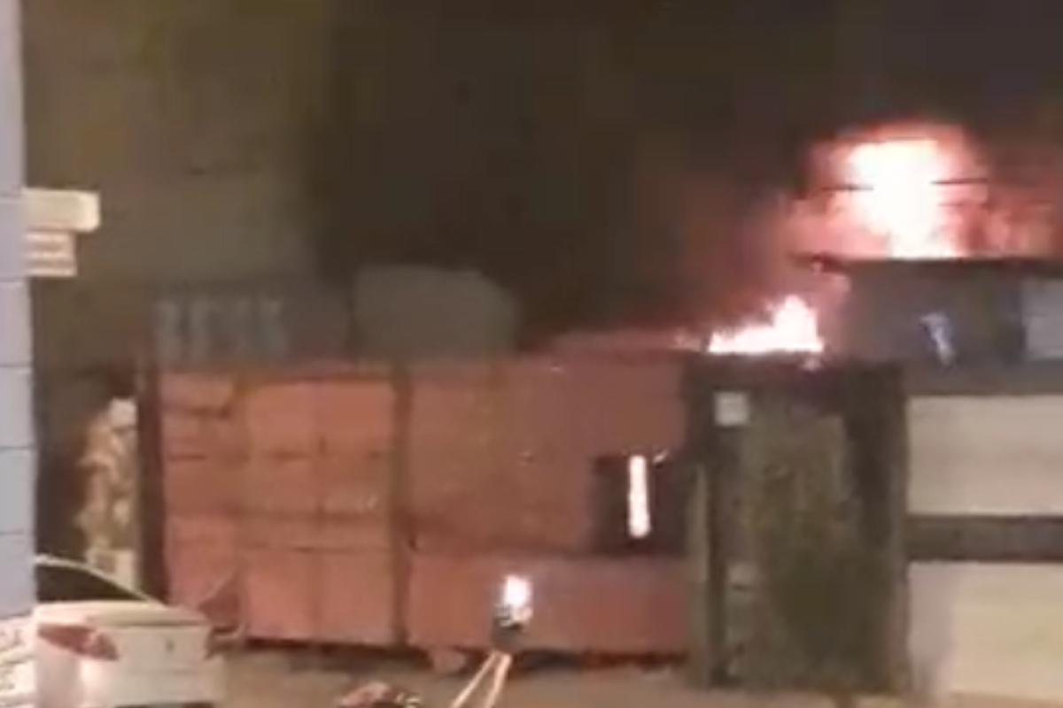 Depósito abandonado pega fogo e assustou moradores em Santos