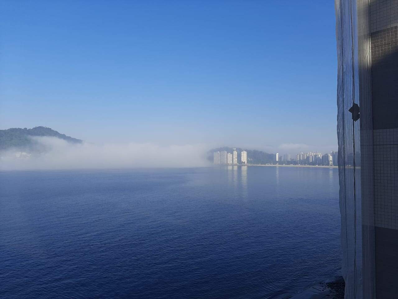 Nevoeiro da manhã desta sexta-feira 'escondeu' a Ponte Pênsil, de São Vicente