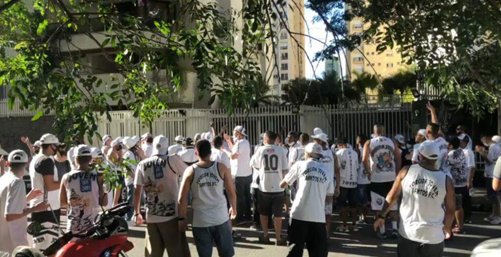 Torcedores se posicionaram na frente do prédio do presidente do Santos, em Perdizes, São  Paulo