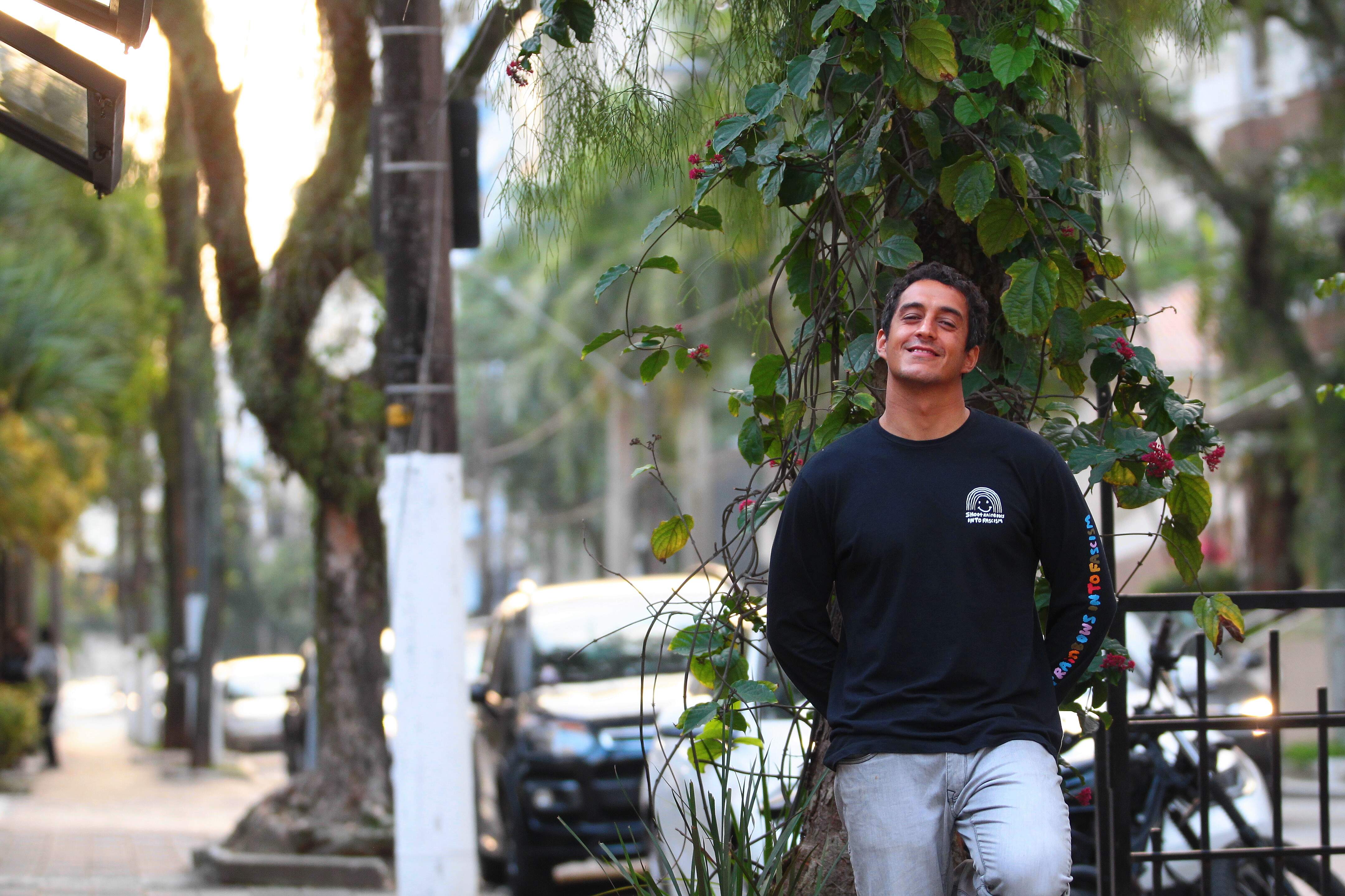 Dario Costa na porta do seu restaurante, no Boqueirão, em Santos