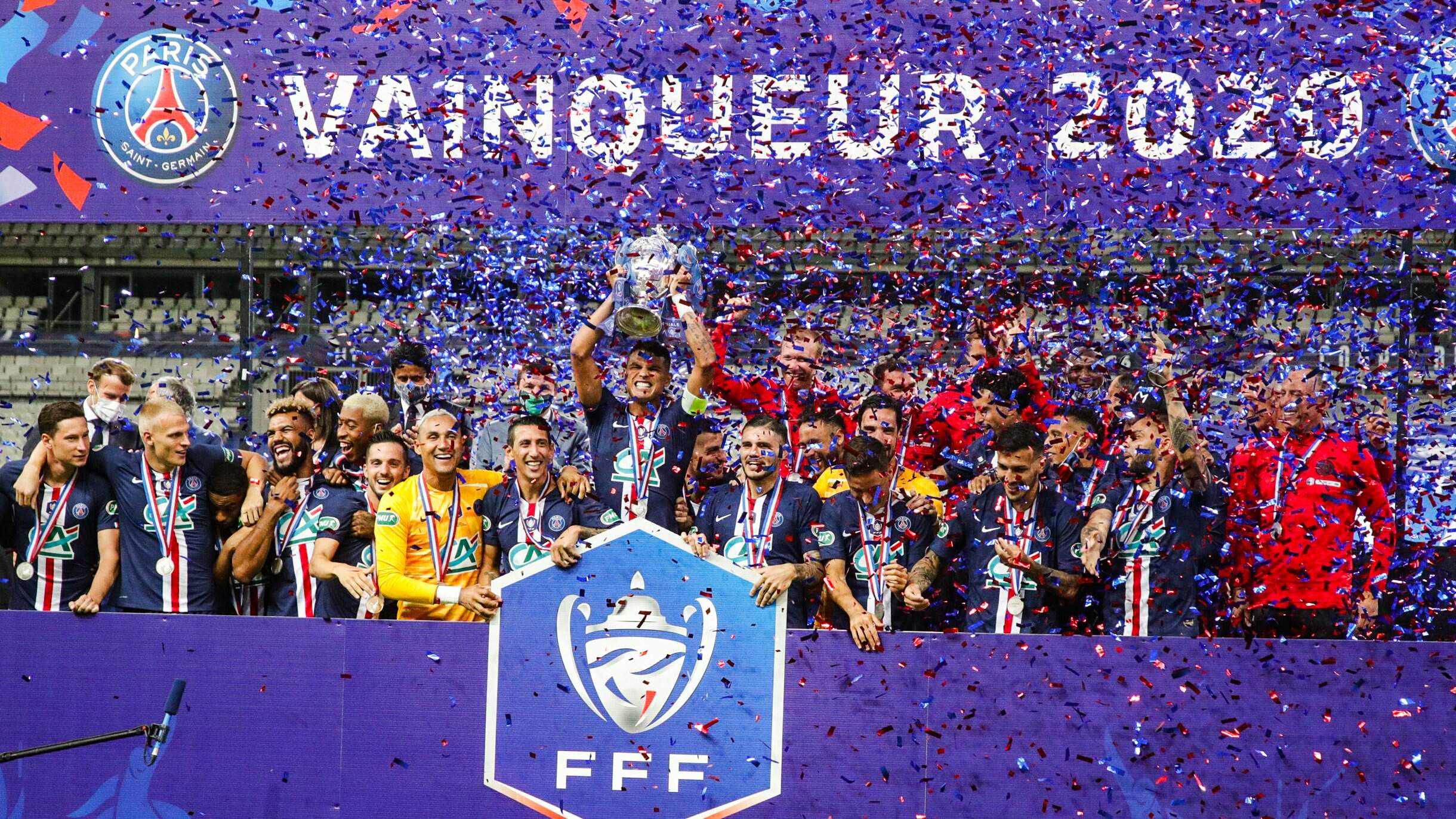 Thiago Silva ergue a taça da Copa da França
