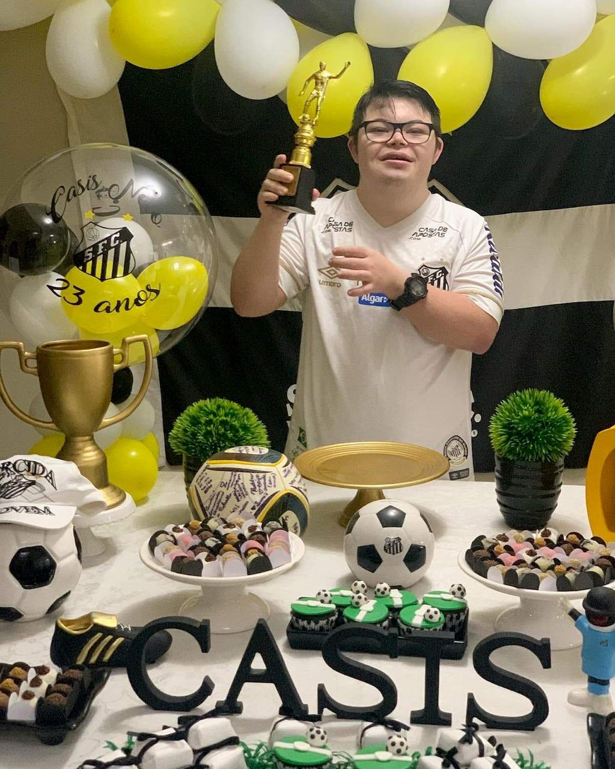 Casis ganhou uma festa temática de seu maior amor: o Santos Futebol Clube 