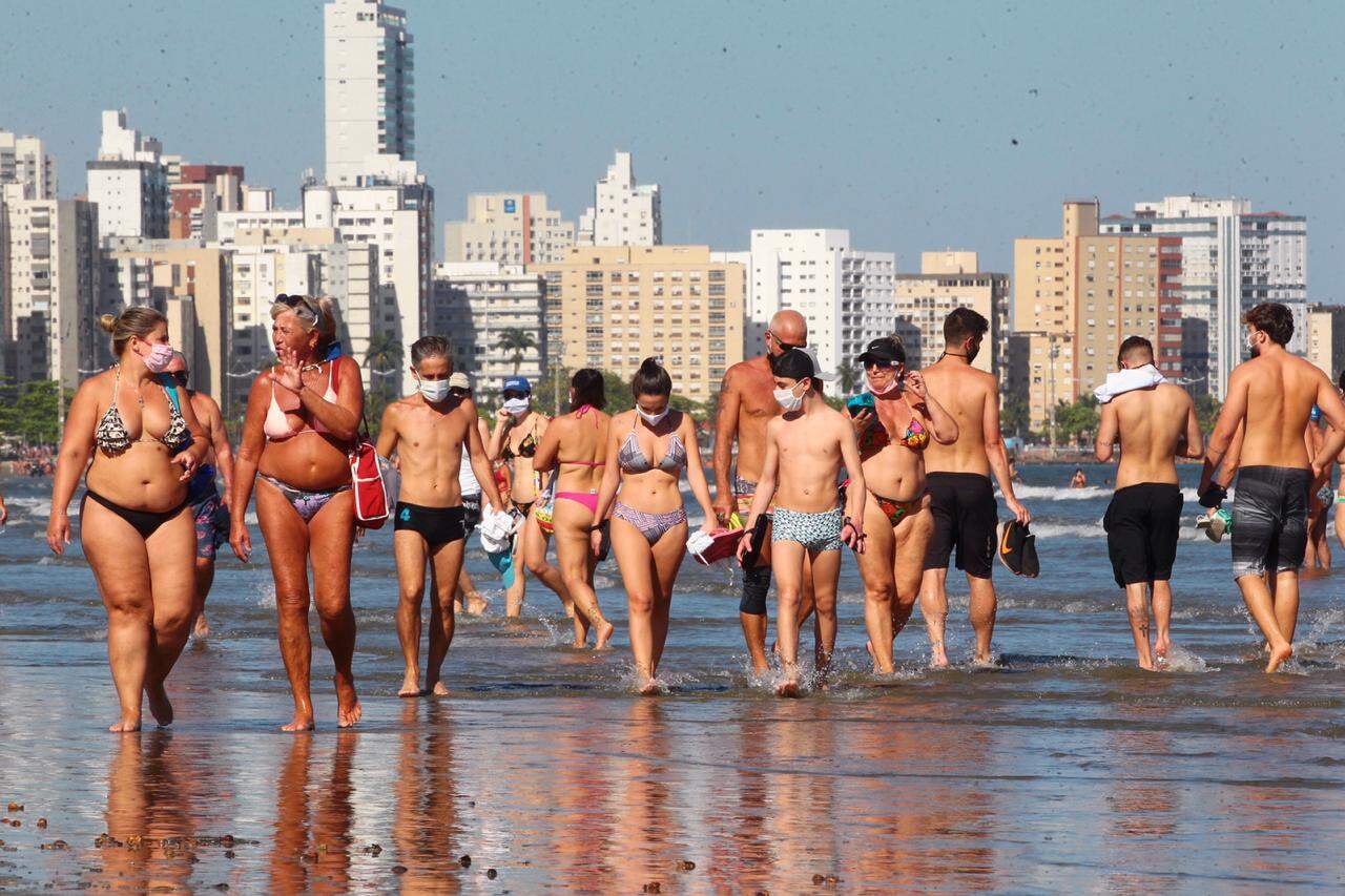 Praia de Santos teve movimento de banhistas 