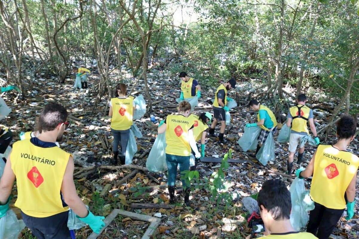 Voluntários participam de mutirão de limpeza em mangue da Zona Noroeste