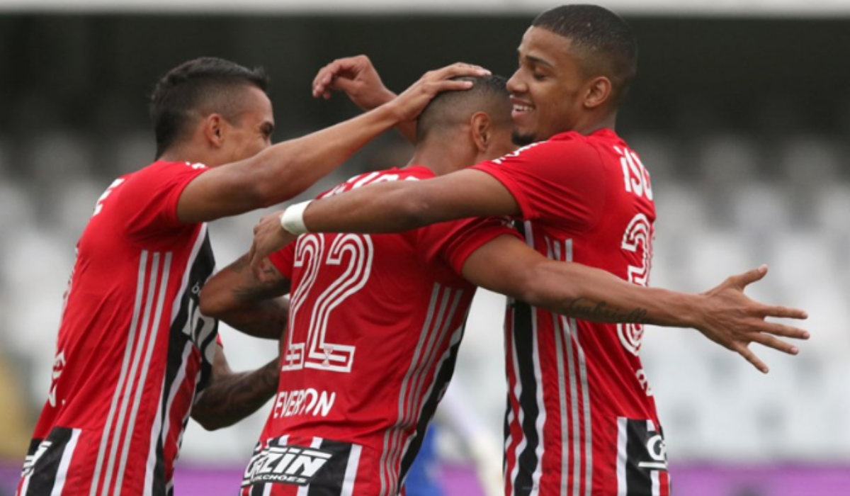 São Paulo utiliza reservas, vence na Vila Belmiro por 3 a 1 e elimina o Guarani