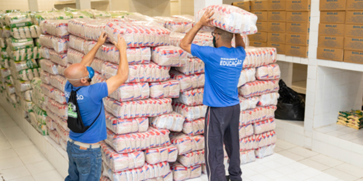 Mais de 79 mil kits de alimentos já foram entregues para as famílias de alunos no município