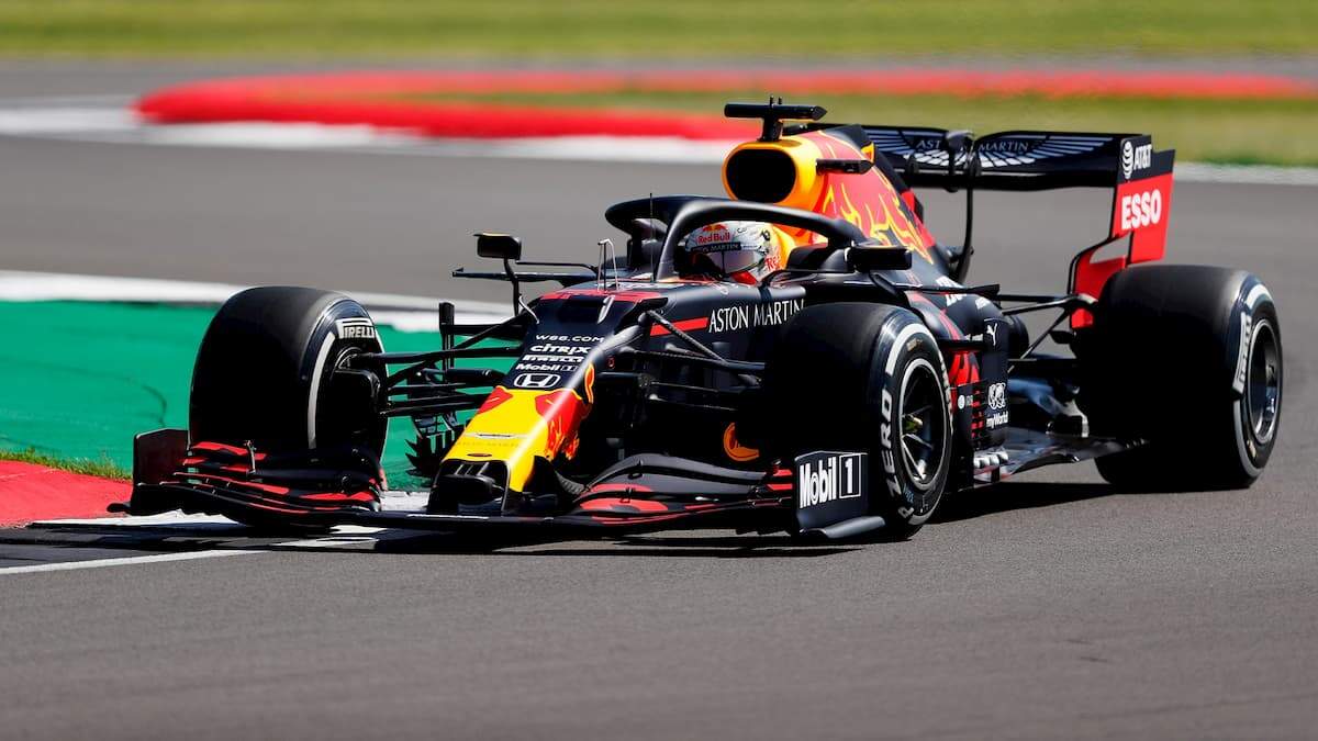 Verstappen supera Bottas e Hamilton e conquista última pole do ano na Fórmula 1