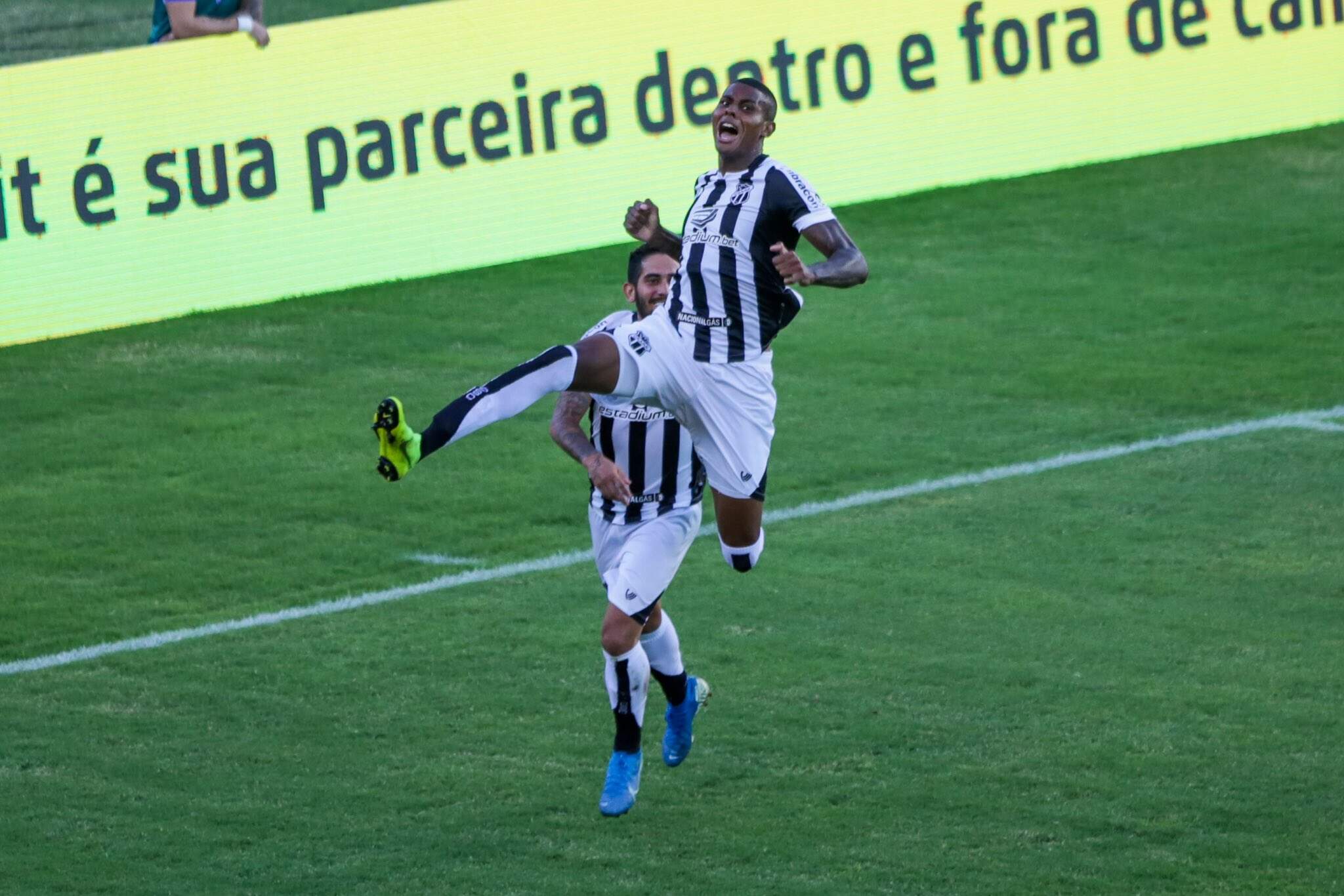 Cleber comemora gol pelo Ceará na final contra o Bahia