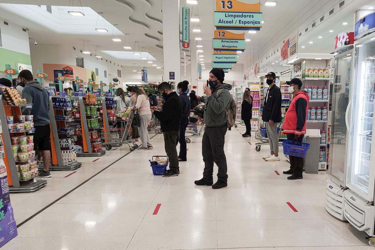 Supermercados cheios em Florianópolis (SC), neste sábado, em meio à pandemia do novo coronavírus 