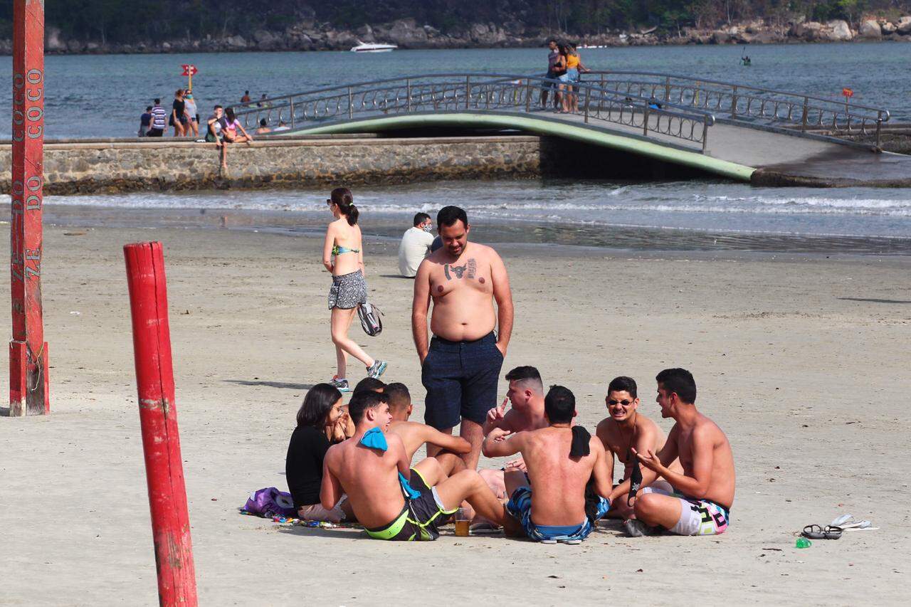Grupo, sem máscaras, curte dia de sol na faixa de areia neste domingo (2)