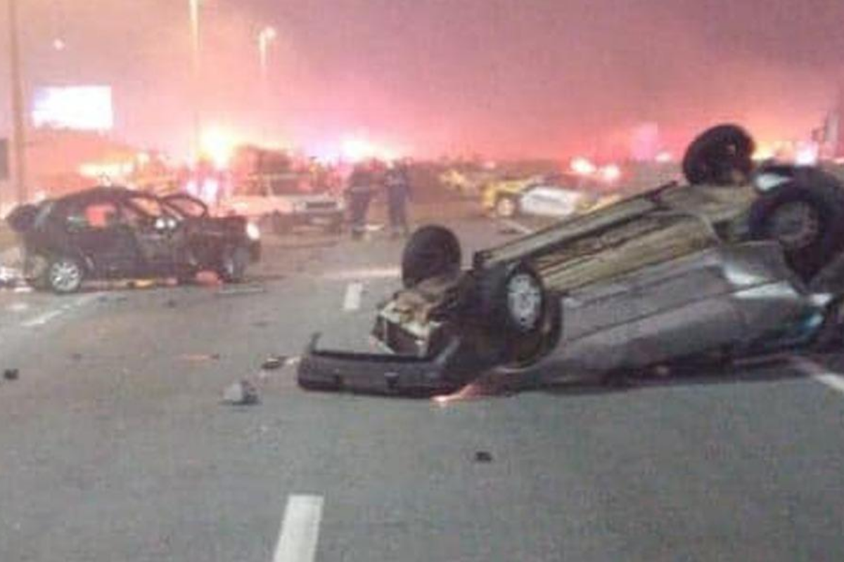 Engavetamento envolvendo 22 veículos em estrada deixa 8 mortos e mais de 20 feridos