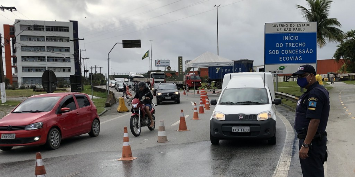 Mais de 900 veículos foram barrados nos bloqueios sanitários de Guarujá
