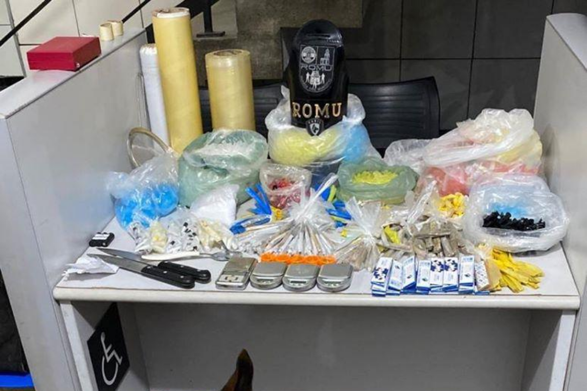 Polícia apreendeu drogas e outros objetos encontrados no local