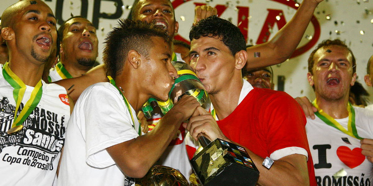 Neymar e Ganso celebram conquista 