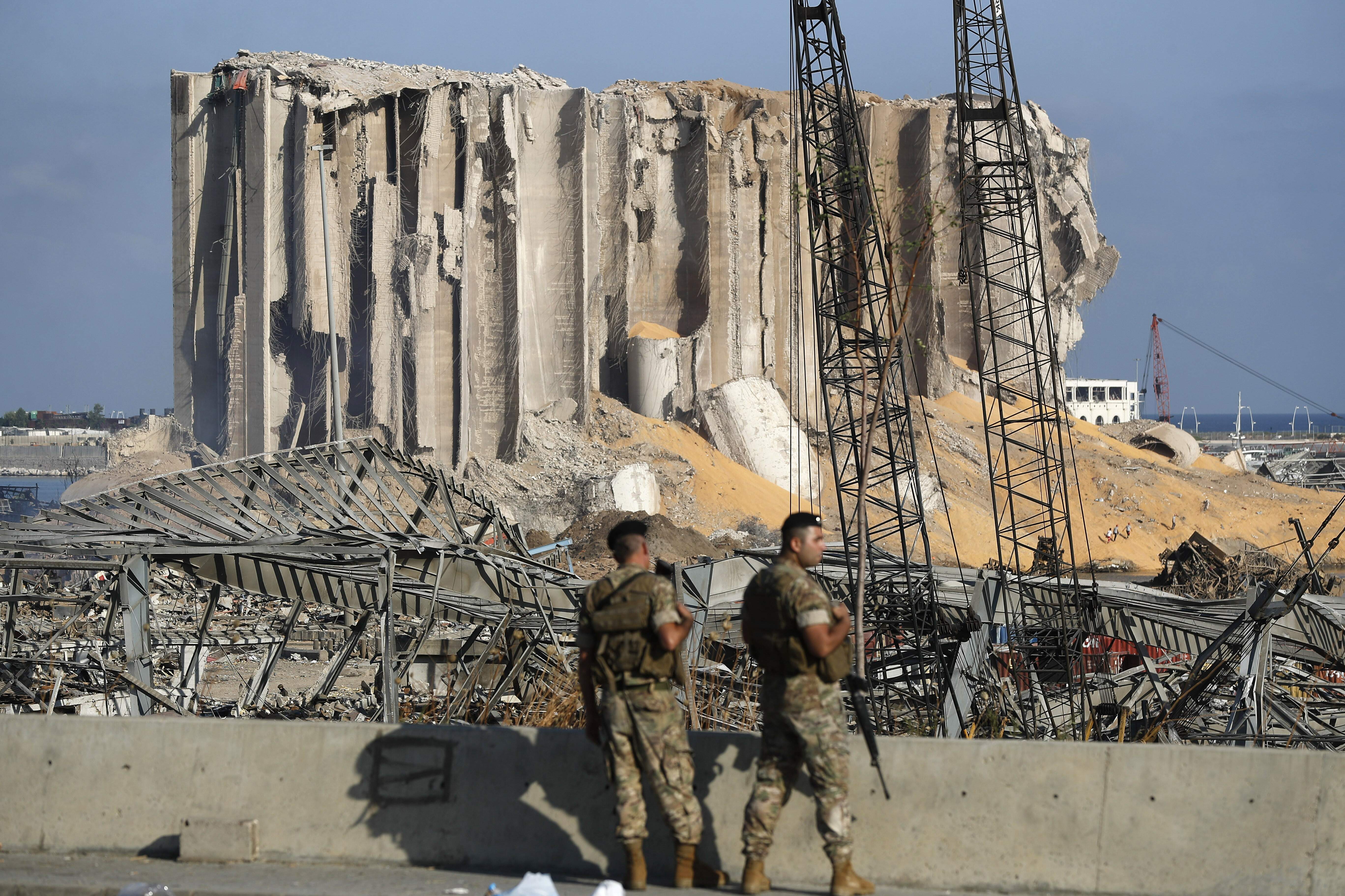 Capital libanesa vive cenário de devastação após explosão em região portuária