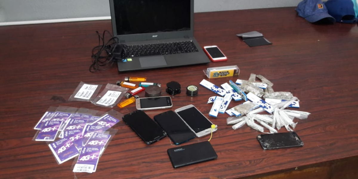 Drogas e objetos encontrados na casa do suspeito maior de idade