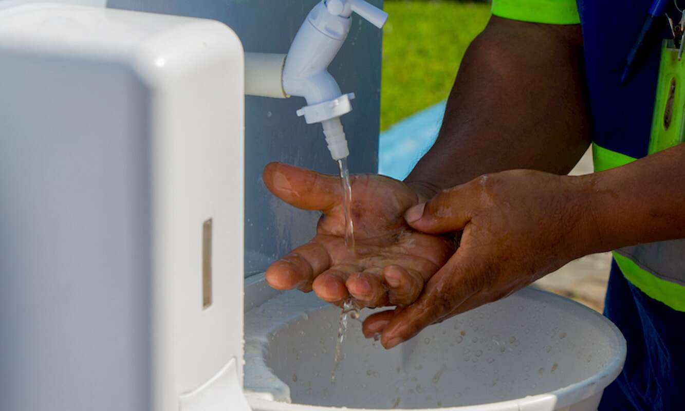 População poderá fazer a limpeza das mãos durante a pandemia da Covid-19